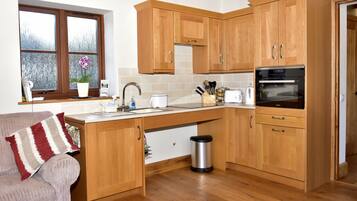 Cabaña | Cocina privada | Frigorífico, microondas, horno y placa de cocina