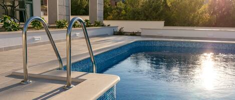 季节性开放的室外游泳池