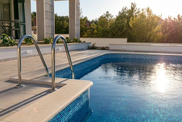 Seasonal outdoor pool - Villa Makarac (Milna)