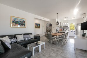 Villa, 4 Bedrooms | Living room | Flat-screen TV