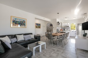 Villa, 4 Bedrooms | Living room | Flat-screen TV