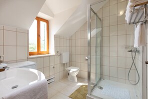 Villa | Salle de bain | Séchoir à cheveux, serviettes fournies, savon, papier de toilette