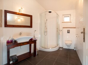 Villa, 3 habitaciones | Baño | Secadora de cabello, toallas, jabón, papel de baño 