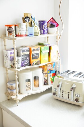 House | Private kitchen | Fridge, microwave, electric kettle, toaster - Charming Helston B&B (Helston)