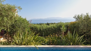 A swimming pool with a view of mountains in the background. - Villa Lukrecia (Supetar)