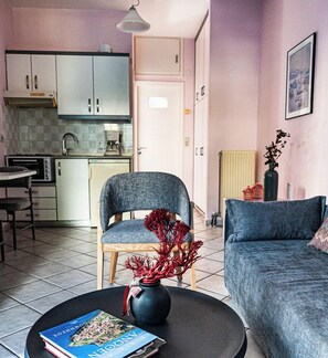 Apartment, Ground Floor | Living area | 32-inch flat-screen TV with digital channels, TV - Vitorakis Apartments (Malevizi)