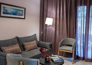 32-inch flat-screen TV with digital channels, TV - Vitorakis Apartments (Malevizi)