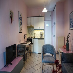 32-inch flat-screen TV with digital channels, TV - Vitorakis Apartments (Malevizi)