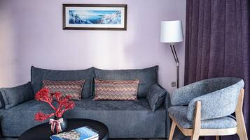 32-inch flat-screen TV with digital channels, TV