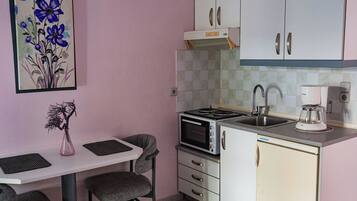 Apartamento, no piso térreo | Cozinha privada | Chaleira elétrica