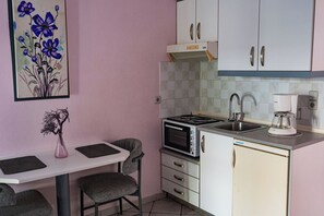 Apartamento, no piso térreo | Cozinha privada | Chaleira elétrica