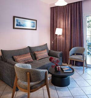 Apartamento, no piso térreo | Área de estar | TV de tela plana 32 polegadas com canais digitais, TV