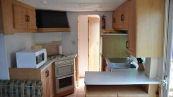 Full-sized fridge, oven, stovetop, coffee/tea maker