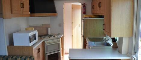 Full-sized fridge, oven, stovetop, coffee/tea maker