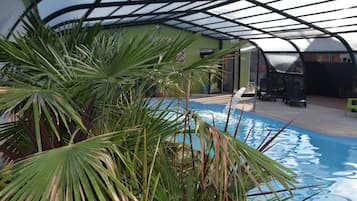 Kolam renang indoor