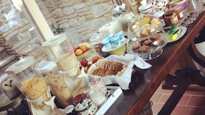 A buffet table with various food items and containers. - La Locanda del Barbagianni (Santa Luce)
