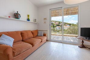 Casa, varias habitaciones | Sala de estar | Televisión de pantalla plana 