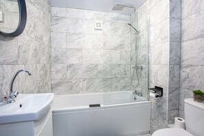 アパートメント 2 ベッドルーム | バスルーム | シャワー付き浴槽、バスアメニティ (無料)、タオル