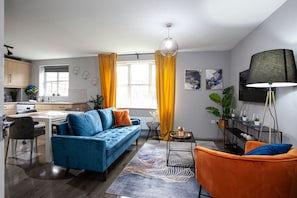 Apartamento, 2 quartos | Área de estar | TV de tela plana