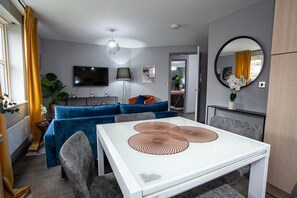 アパートメント 2 ベッドルーム | リビング エリア | 薄型テレビ