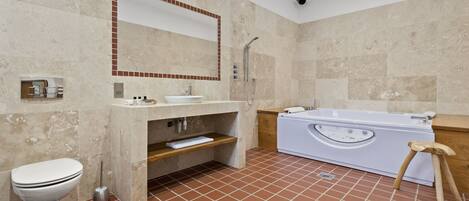 Un baño moderno con inodoro, lavabo y bañera.