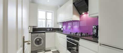 Appartement (2 Bedrooms) | Privékeuken | Een koelkast, een oven, een kookplaat, een espressoapparaat