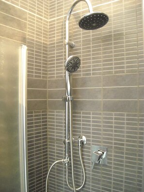 Deluxe Room | Bathroom shower - Il Granello di Senape (Rome)