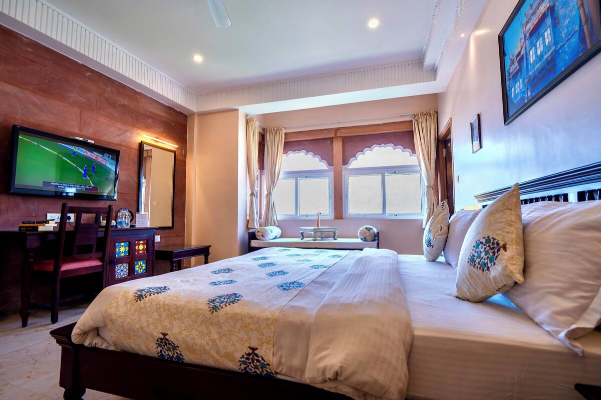 Fort View Superior Room, King bed ( 4th Floor ) | Bộ trải giường bằng vải cotton Ai Cập, bộ đồ giường cao cấp 