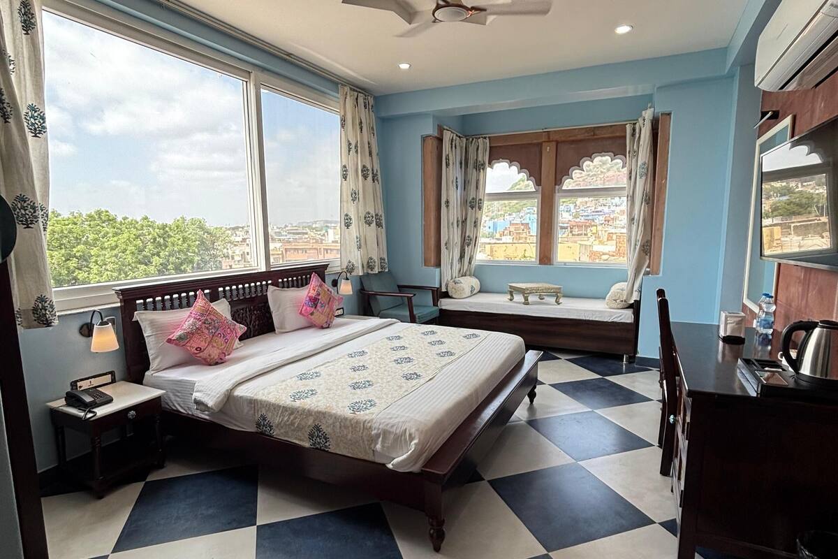 Fort View Superior Room with Jharokha room, King bed ( 3rd Floor ) | Bộ trải giường bằng vải cotton Ai Cập, bộ đồ giường cao cấp 