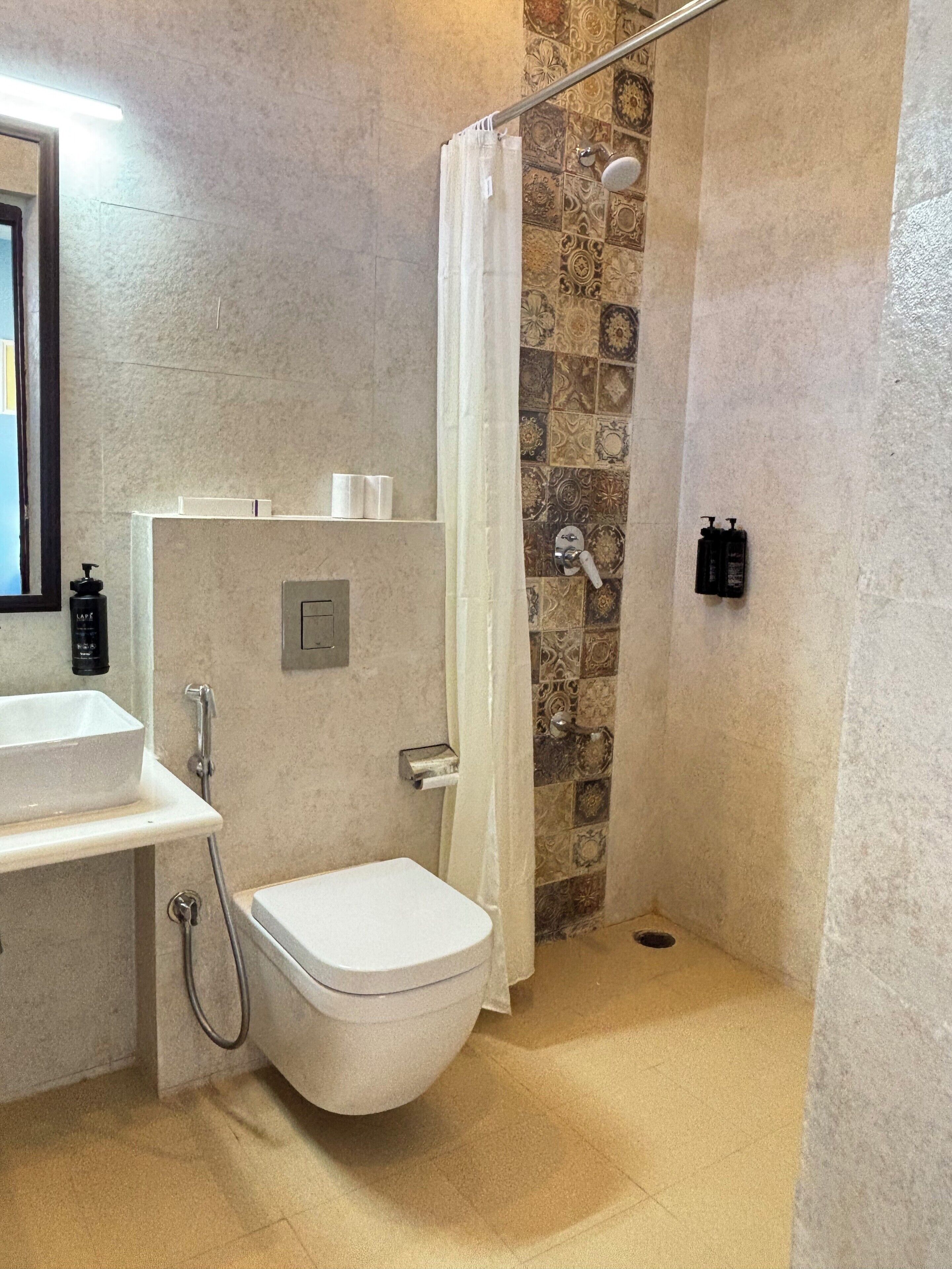 fort view superior room, king bed ( 3rd floor ) | bathroom | shower, hydromassage showerhead, free toiletries, hair dryer