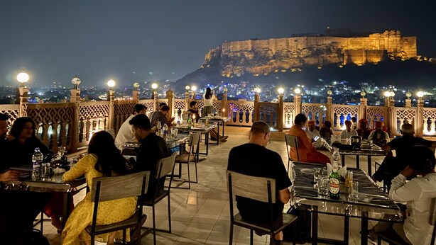 Ein Restaurant mit Außenbereich und Blick auf eine historische Festung.