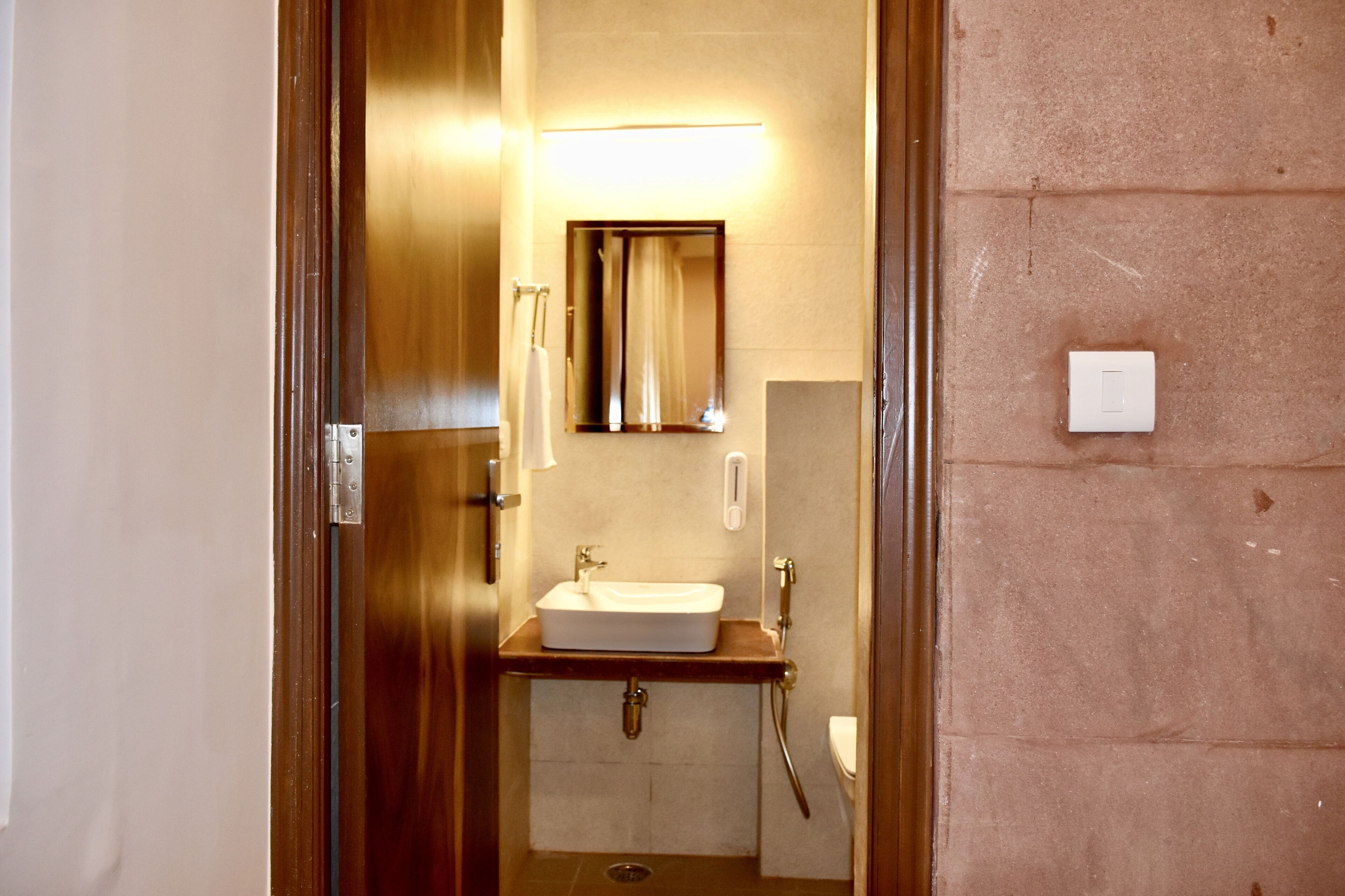 shower, hydromassage showerhead, free toiletries, hair dryer