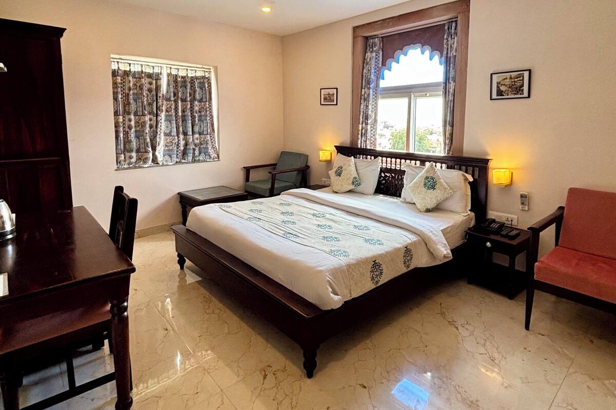 Deluxe Room, King Bed ( 4th floor ) | Bộ trải giường bằng vải cotton Ai Cập, bộ đồ giường cao cấp 