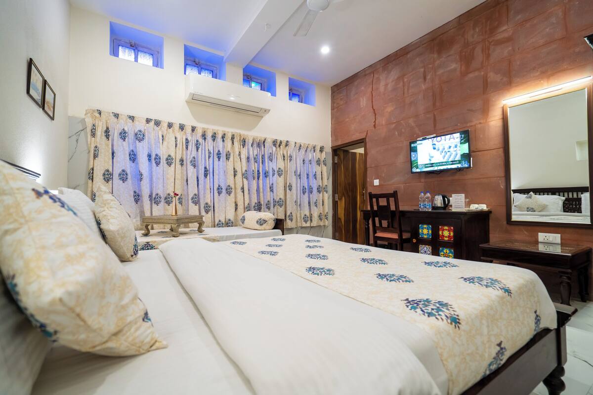 Heritage Deluxe Room, street view, King Bed ( ground or 1st floor ) | Bộ trải giường bằng vải cotton Ai Cập, bộ đồ giường cao cấp 