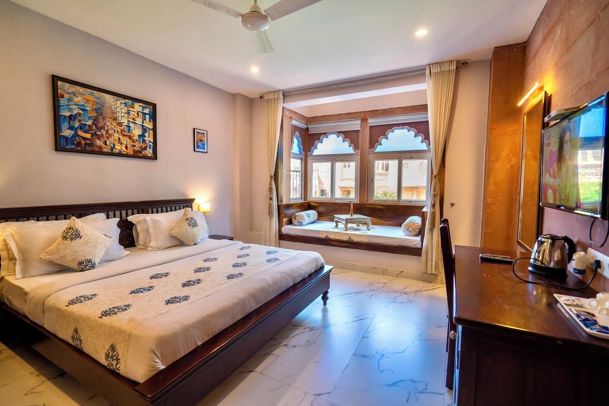 1 bedroom, Egyptian cotton sheets, premium bedding, down duvets