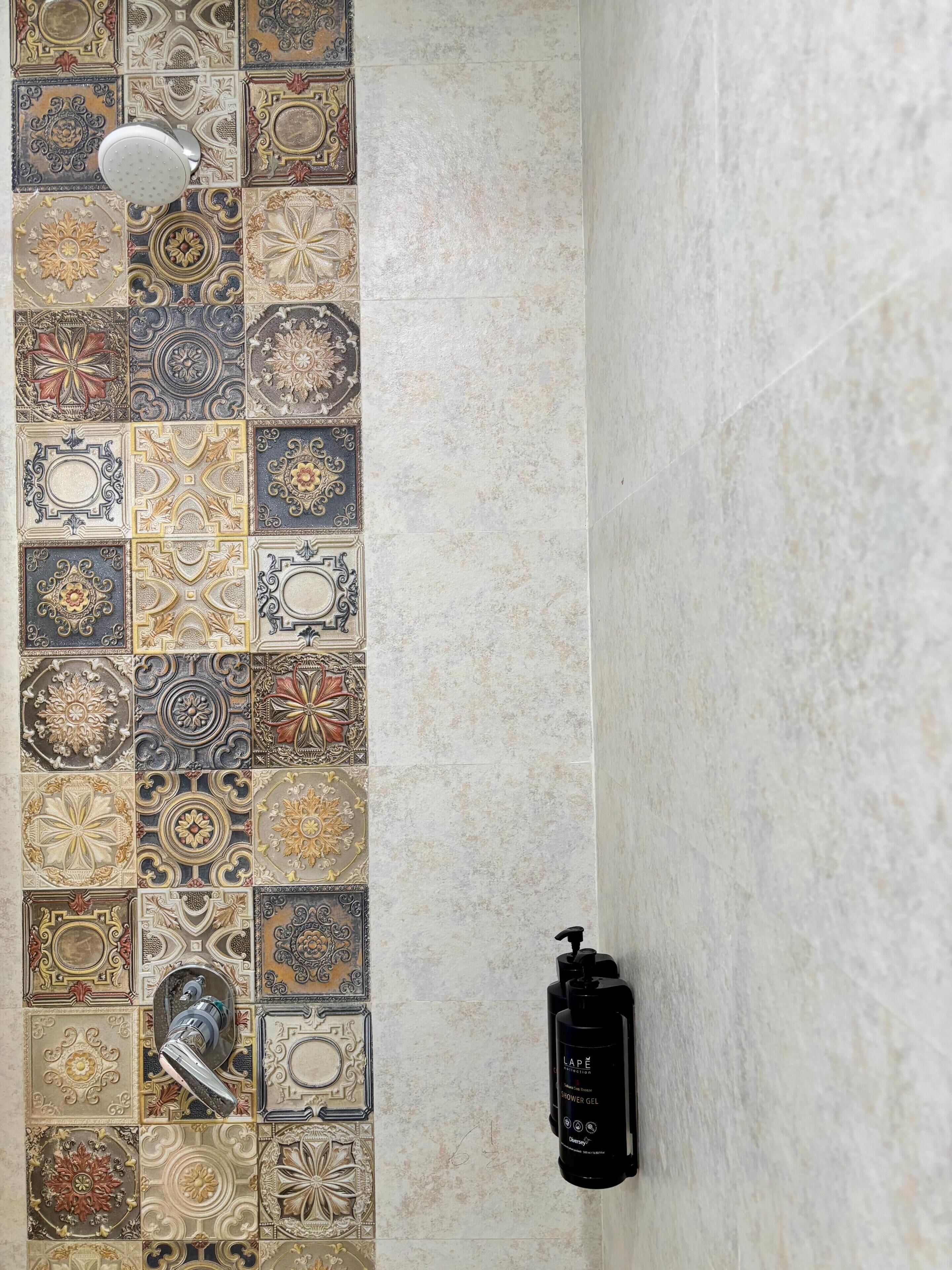 superior room with jharokha, street view, king bed ( 1st or 2nd floor ) | bathroom | shower, hydromassage showerhead, free toiletries, hair dryer