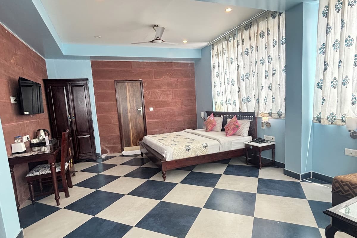 Lake View Junior Suite , King Bed ( 3rd Floor )