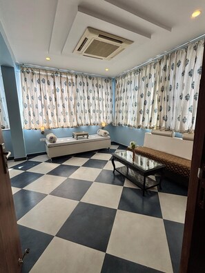 Lake View Junior Suite , King Bed ( 3rd Floor ) | Egyptian cotton sheets, premium bedding, down comforters - Kankariya Heritage (Jodhpur)