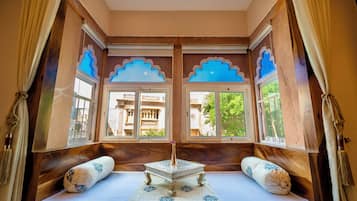 Superior Room with Jharokha, street view, King Bed ( 1st or 2nd floor ) | Bộ trải giường bằng vải cotton Ai Cập, bộ đồ giường cao cấp