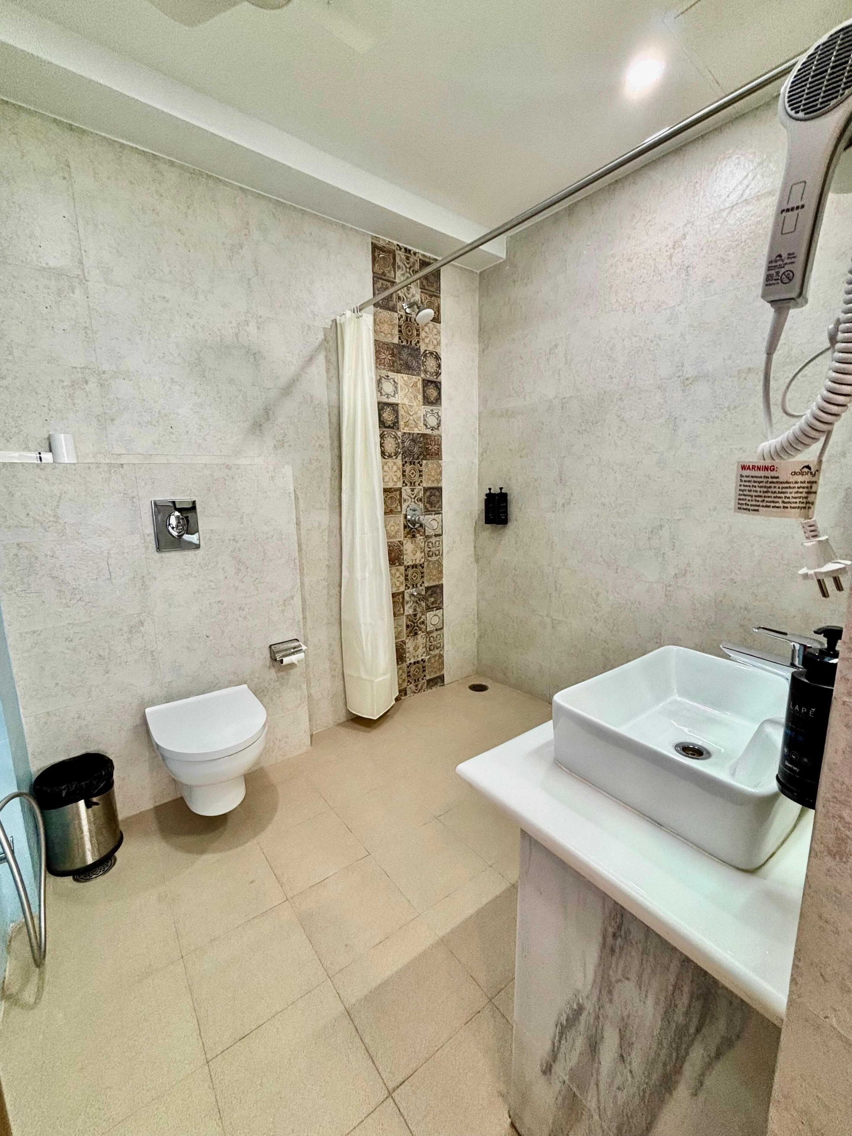 superior room with jharokha, street view, king bed ( 1st or 2nd floor ) | bathroom | shower, hydromassage showerhead, free toiletries, hair dryer