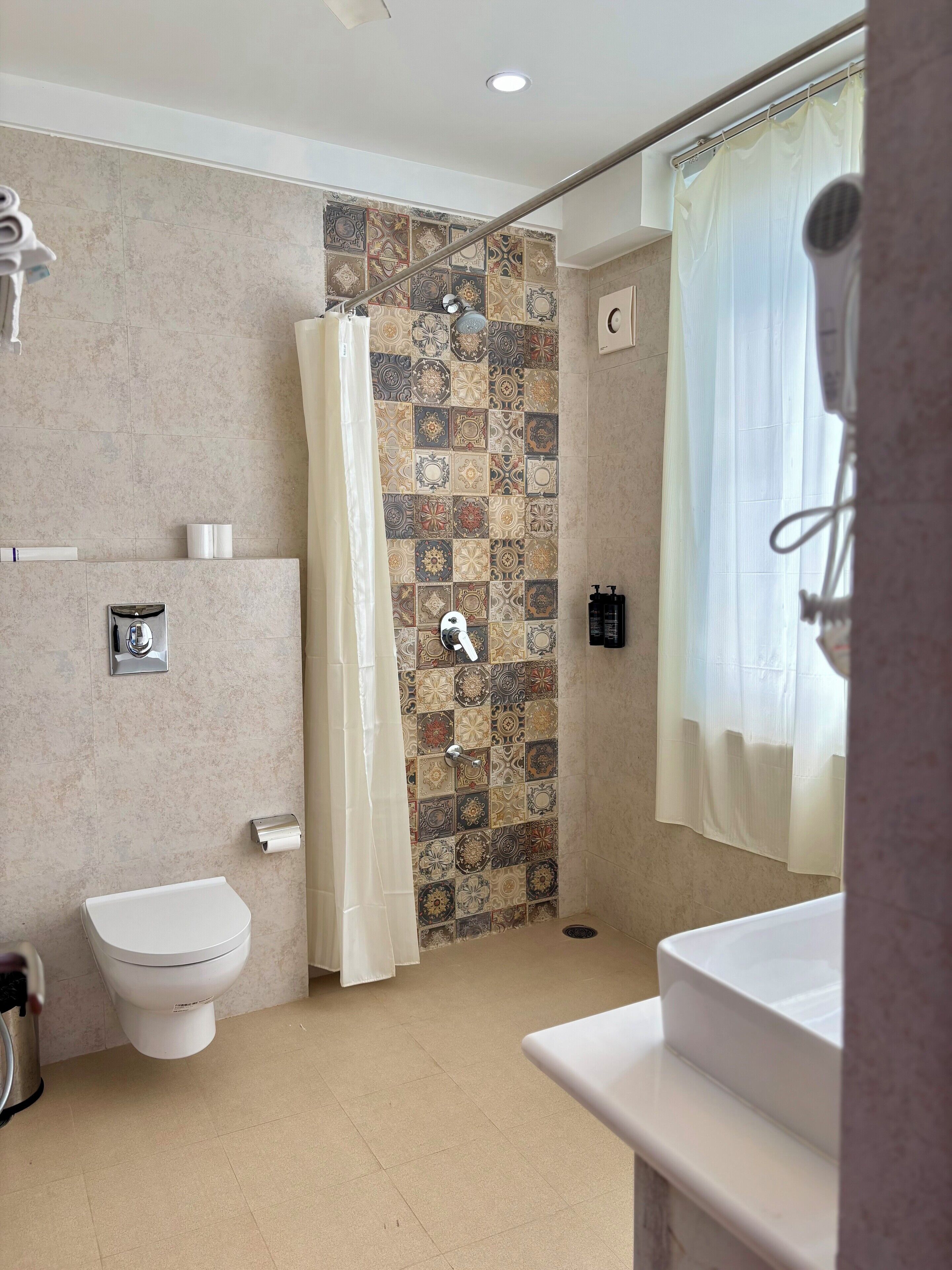 fort and lake view superior room with jharokha room, king bed ( 3rd floor ) | bathroom | shower, hydromassage showerhead, free toiletries, hair dryer