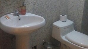 Shower, towels, soap, shampoo - Machupicchu Packer (Machu Picchu)