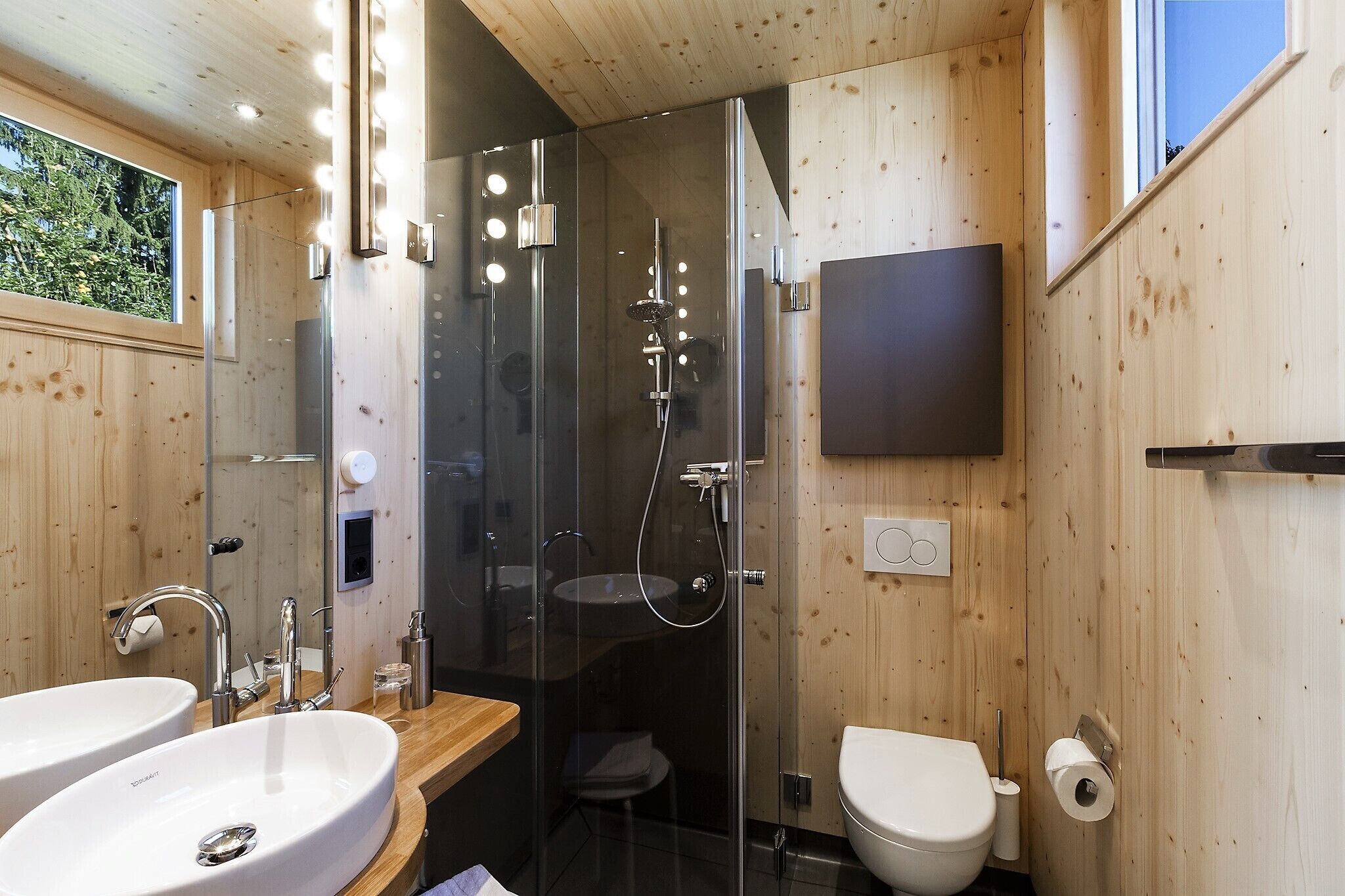 Standaard appartement | Badkamer | Een douche, een regendouche, een haardroger, badjassen