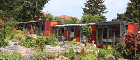 Daily cooked-to-order breakfast (EUR 15.00 per person)