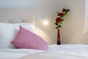 خزنة داخل الغرفة ومساحة عمل للكمبيوتر المحمول وستائر تعتيم ومكواة/لوح كي