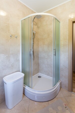 Apartment, Balcony | Bathroom | Shower, free toiletries, hair dryer, towels