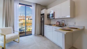 Design Studio, 1 Queen Bed | Private kitchenette | Full-sized fridge, microwave, stovetop, cookware/dishes/utensils - Portside Apartments (Oranjestad)