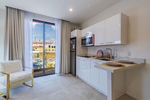 Studio có thiết kế đặc sắc, 1 giường cỡ queen | Bếp nhỏ riêng | Tủ lạnh, lò vi sóng, bếp nấu, dụng cụ nấu nướng/bát dĩa/dao nĩa 