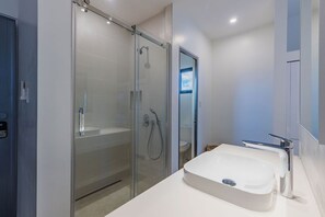 Design Studio, 1 Queen Bed | Bathroom | Shower, hair dryer, bathrobes, towels - Portside Apartments (Oranjestad)