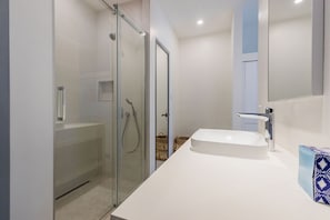 Design Studio, 1 Queen Bed | Bathroom | Shower, hair dryer, bathrobes, towels